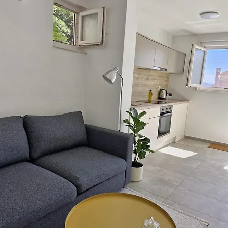 Luni アパート ザダル