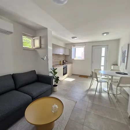 Luni Apartment